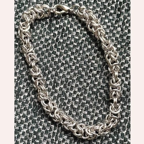 Armband gemaakt met RVS jumpringen in chainmaille techniek door Ireen Poppes ringetjes armband RVS chainmaille