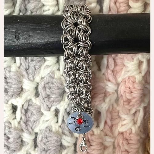 Armband gemaakt met RVS jumpringen via chainmaille techniek door Ireen Poppes Armband van RVS jumpringen chainmaille