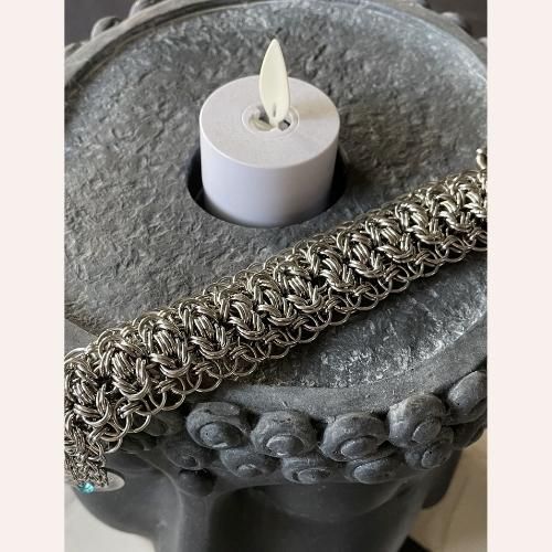 Armband gemaakt met stainless steel jumpringen in chainmaille techniek door Ireen Poppes Chainmaille armband van RVS jumpringen