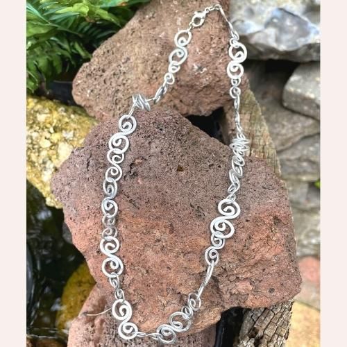 Ketting gemaakt met schakels van metaal draad door Ireen Poppes Ketting van schakels metaal draad