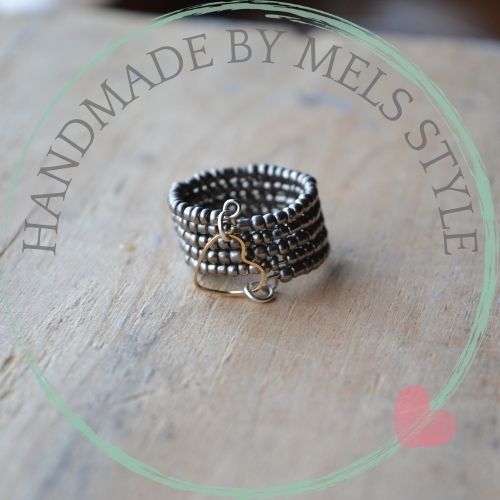 Memory wire ring met Miyuki kraaltjes en gesloten hart ring, gemaakt door Mels style Ring van Miyuki en memory wire met hartje