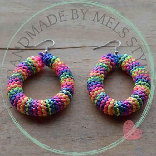Oorbellen gehaakt met satijnkoord in regenboog kleuren. Gemaakt door Mels style Gehaakte oorbellen van regenboog satijnkoord