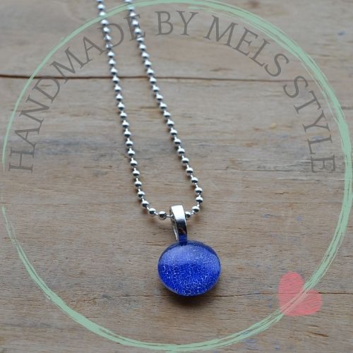 hanger glascabochon met nagellak aan balletjes ketting, gemaakt door Mels style Hanger aan ballchain ketting met glascabochon en hangeroog
