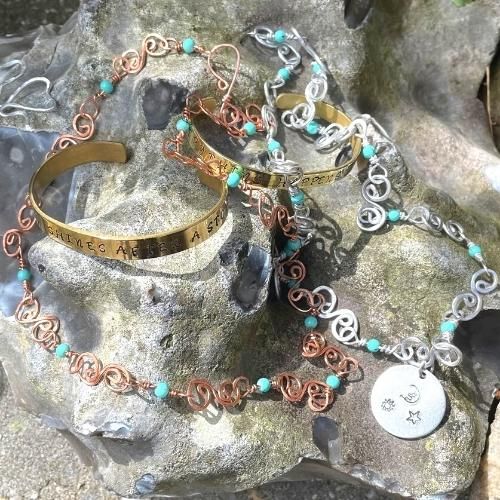 sieraden gemaakt met slagletters en armbandstrips, metaal draad en edelsteen kralen door Ireen Poppes