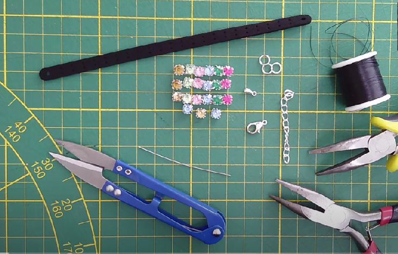 Borduurarmbandje met strass maken materialenlijst.
