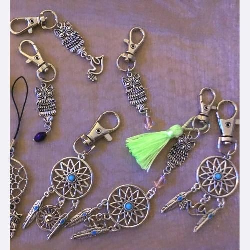Sleutelhangers en Tashanger gemaakt door Brenda Fladderak Sleutelhangers
