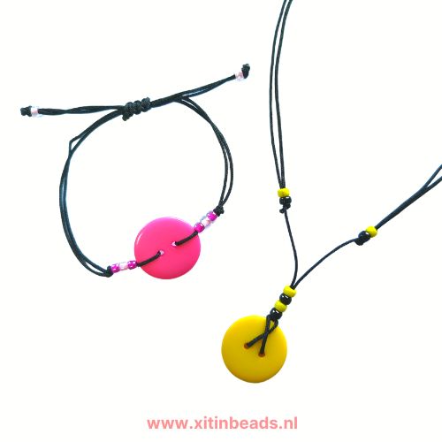 Ketting en armband van knopen en kralen gemaakt.